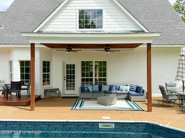 $495,000 | 695 Swinnea Lake Drive, Southaven, MS 38672