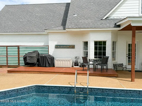$495,000 | 695 Swinnea Lake Drive, Southaven, MS 38672