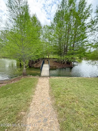 $495,000 | 695 Swinnea Lake Drive, Southaven, MS 38672
