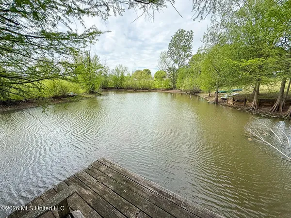 $495,000 | 695 Swinnea Lake Drive, Southaven, MS 38672