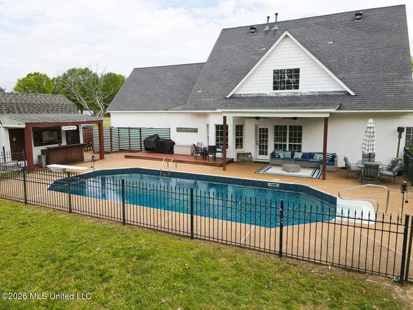 $495,000 | 695 Swinnea Lake Drive, Southaven, MS 38672