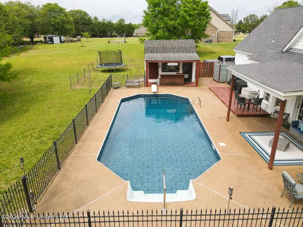 $495,000 | 695 Swinnea Lake Drive, Southaven, MS 38672