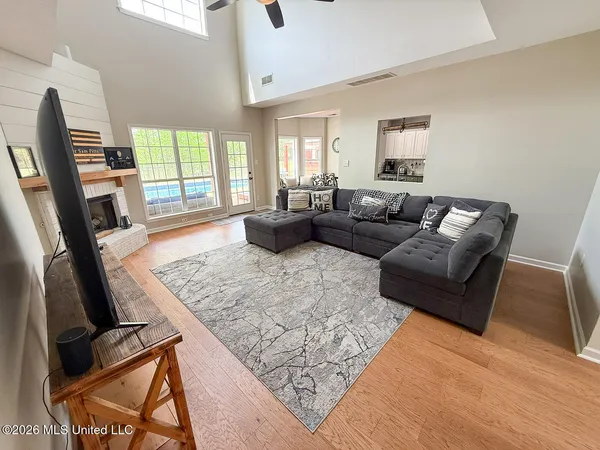 $495,000 | 695 Swinnea Lake Drive, Southaven, MS 38672