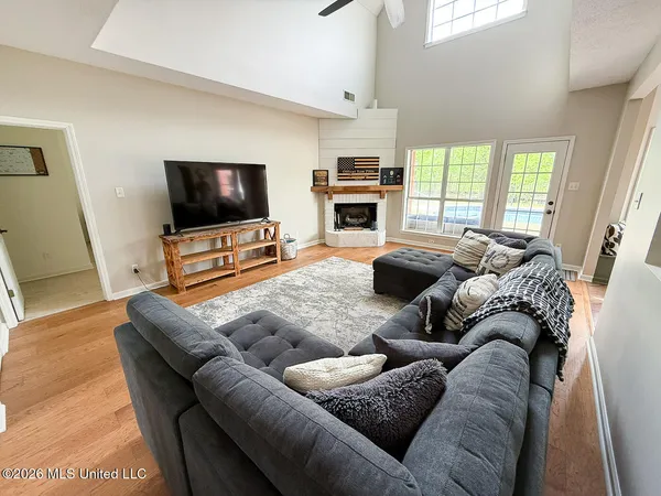 $495,000 | 695 Swinnea Lake Drive, Southaven, MS 38672