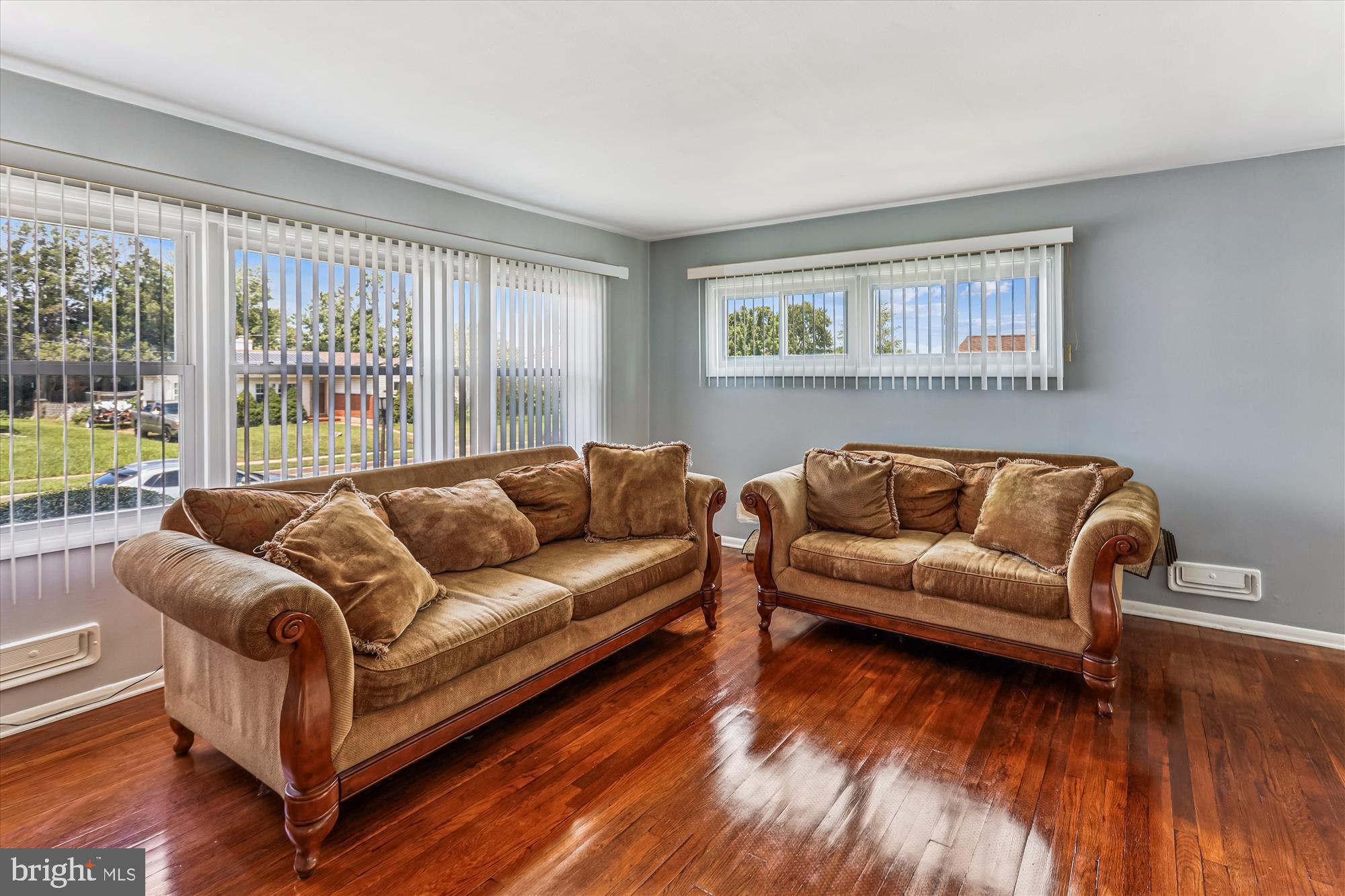 1007 Marksworth Road Baltimore, MD 21228 - Photo 5 of 28 Living Room