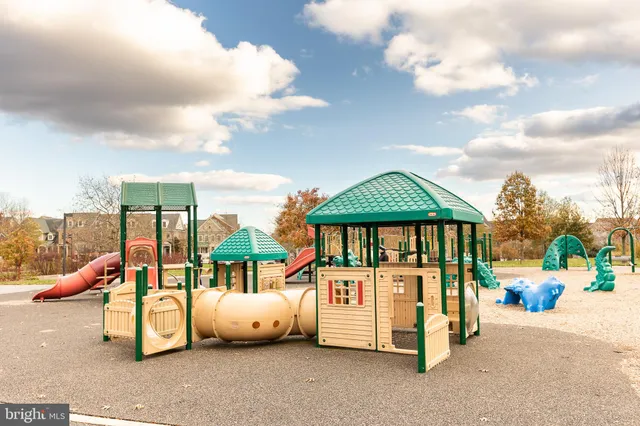 a view of a house with backyard and porch
