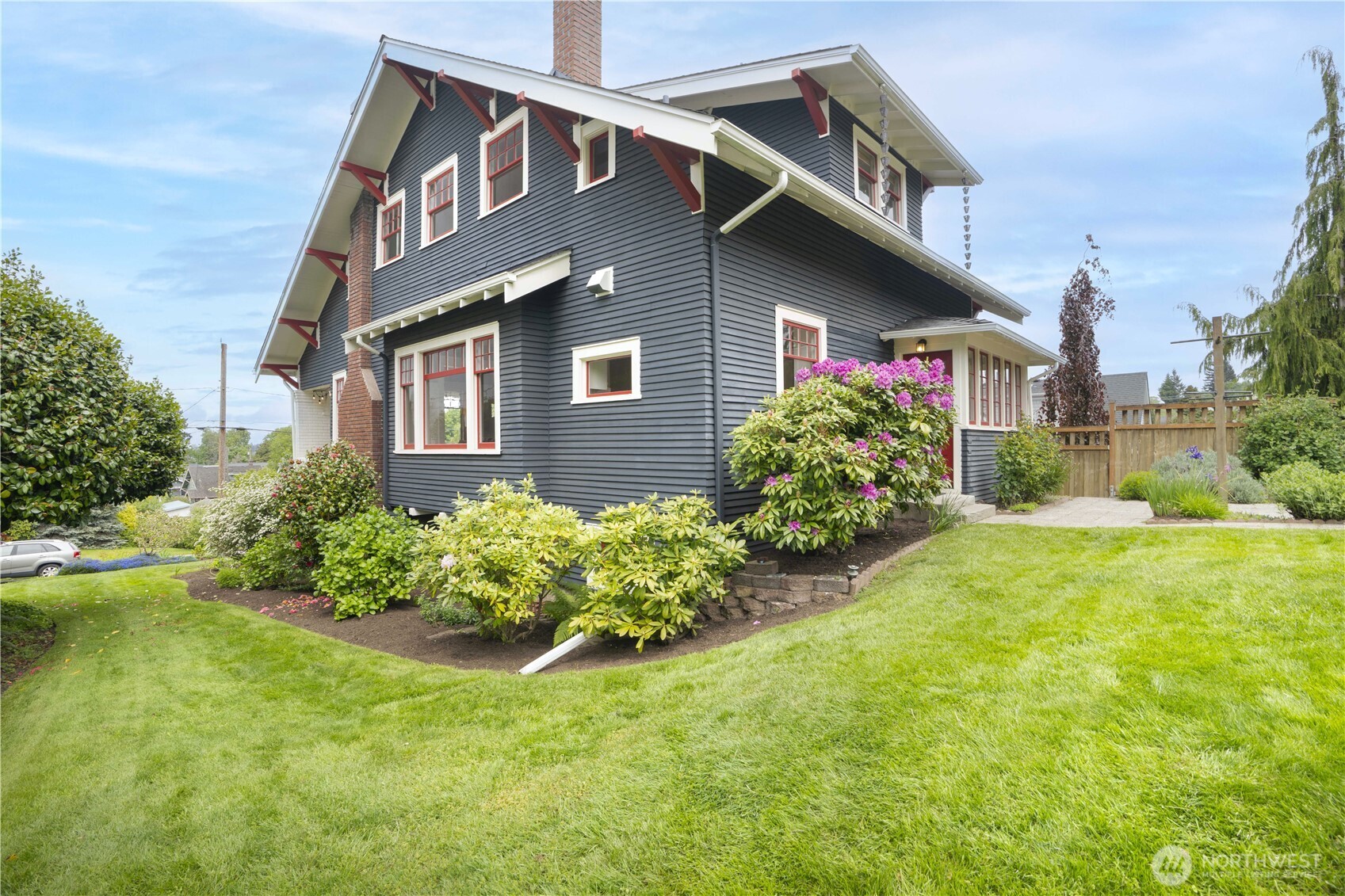 712 33rd Street Everett, WA 98201 - Photo 25 of 29 a front view of house with yard