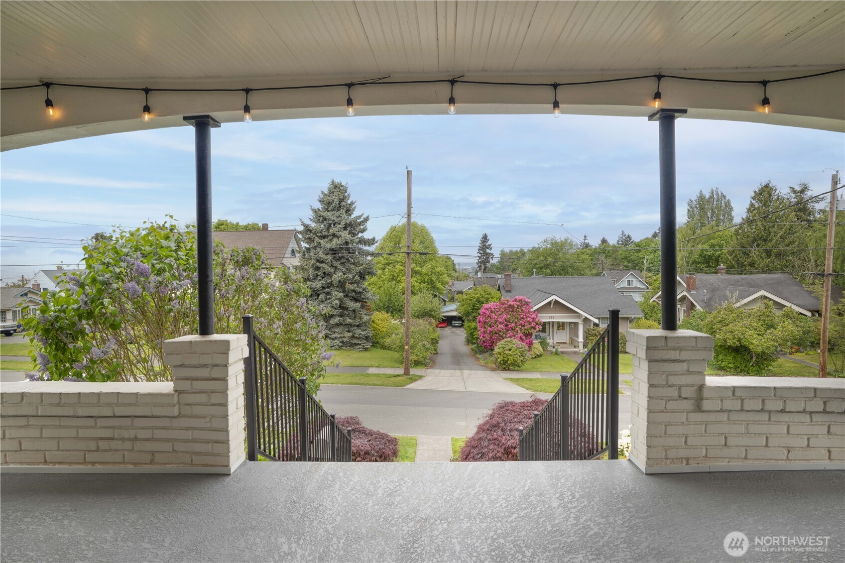 712 33rd Street Everett, WA 98201 - Photo 4 of 29 a view of a swimming pool with a patio