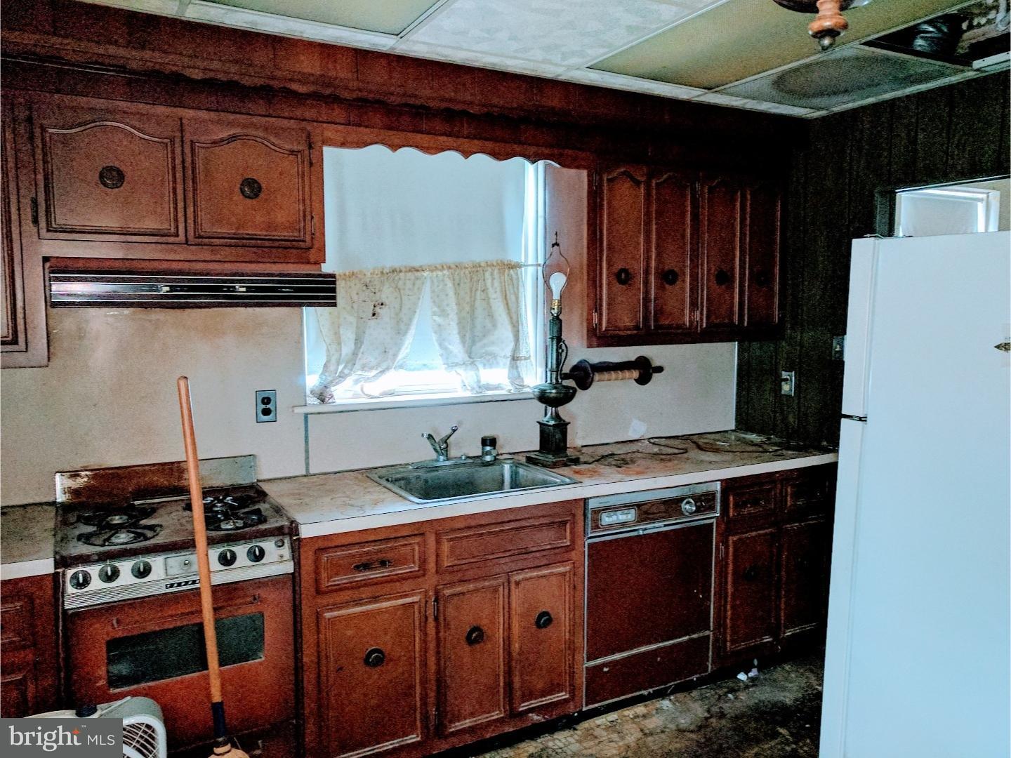 9204 Puritan Road Philadelphia, PA 19114 - Photo 3 of 4 Kitchen