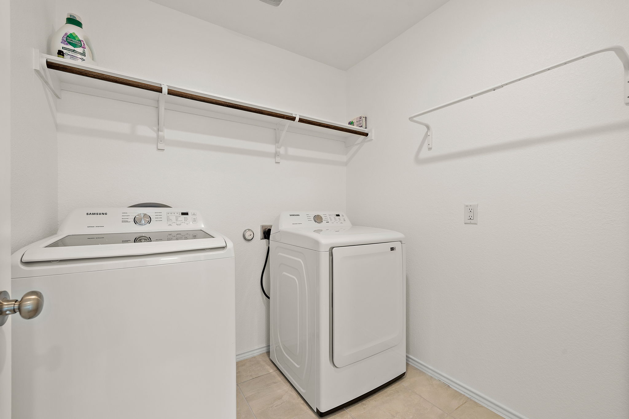 920 Legends Lane Georgetown, TX 78628 - Photo 27 of 31 Laundry Room