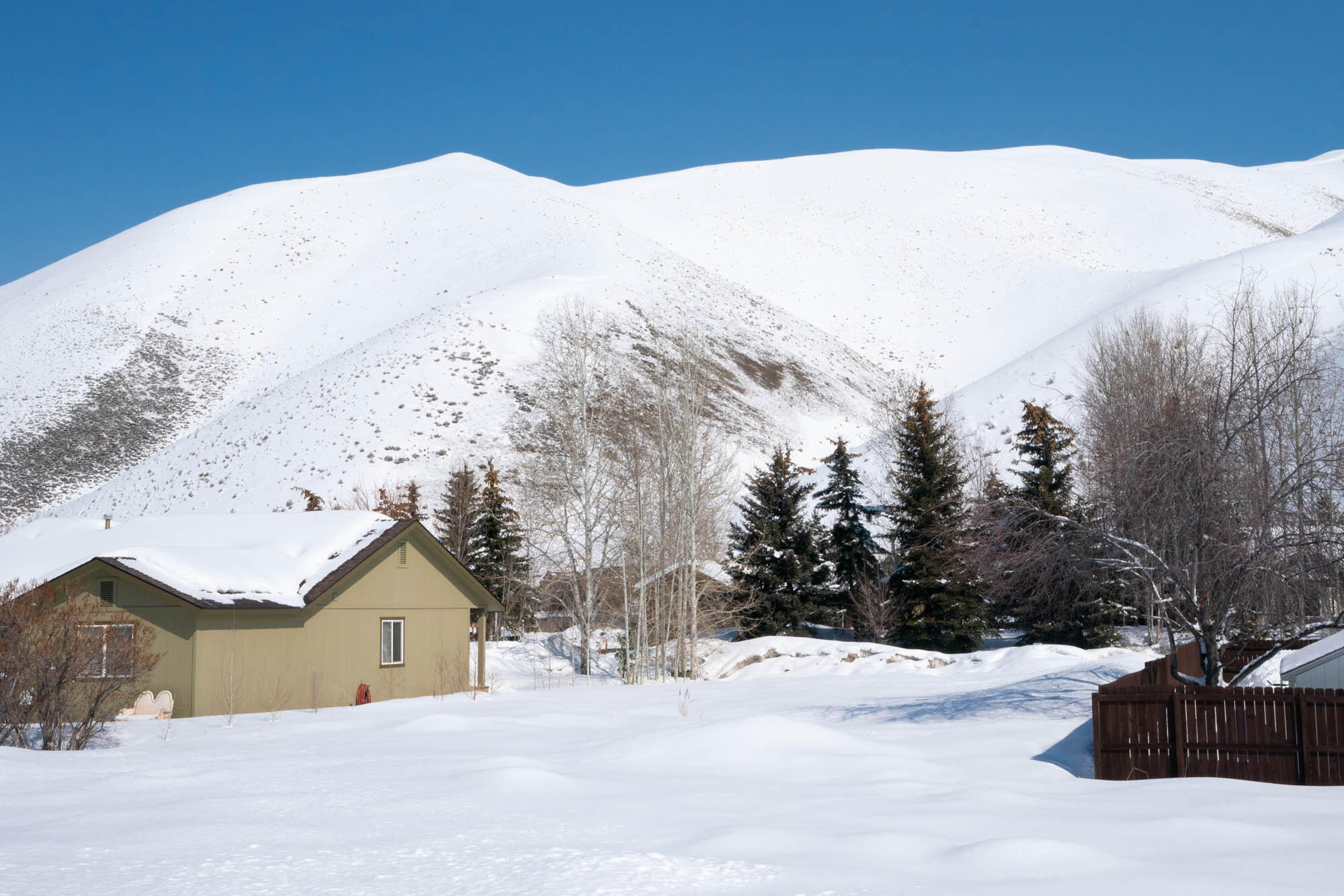 lot looking east to Woodside Blvd