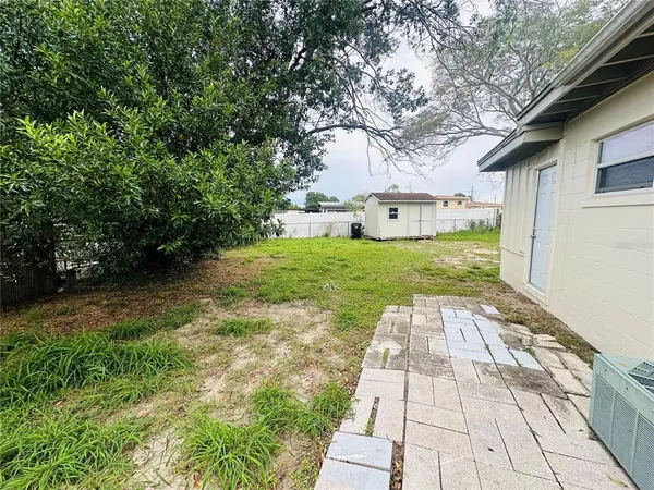 a view of yard with green space