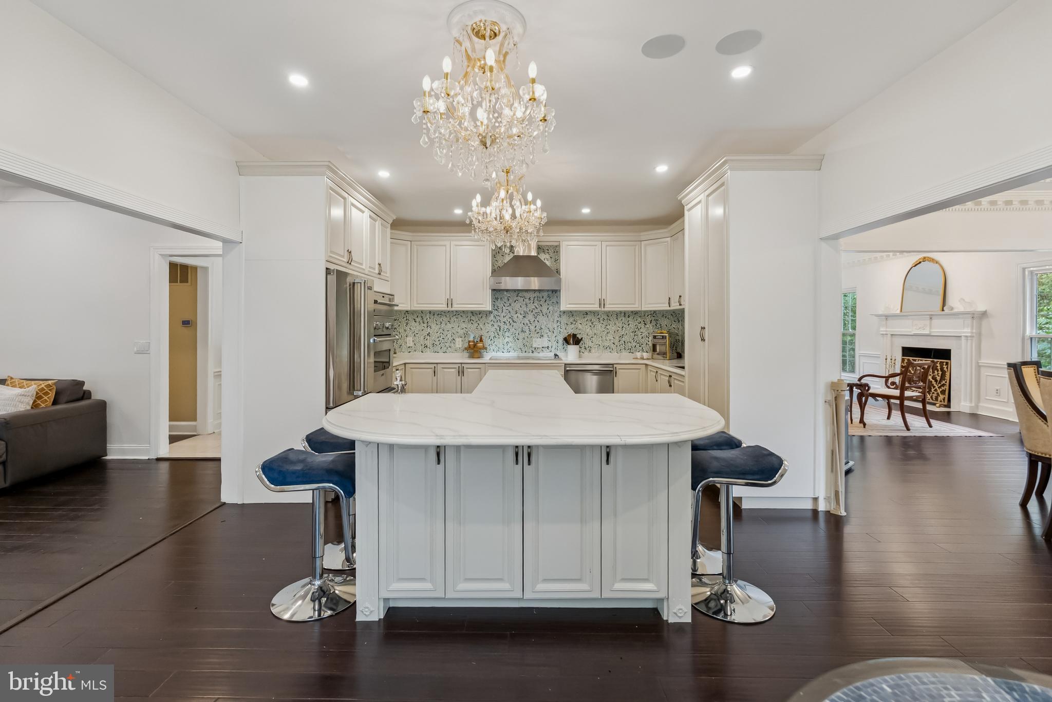 10900 Tara Road Potomac, MD 20854 - Photo 9 of 33 a large kitchen with a table and chairs