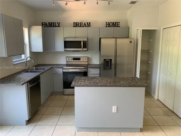 $2,000 | 3001 Southeast 17th Avenue, Unit 3001, Homestead, FL 33035
