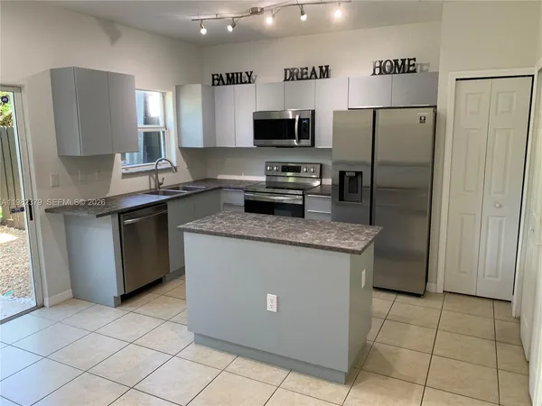 $2,000 | 3001 Southeast 17th Avenue, Unit 3001, Homestead, FL 33035