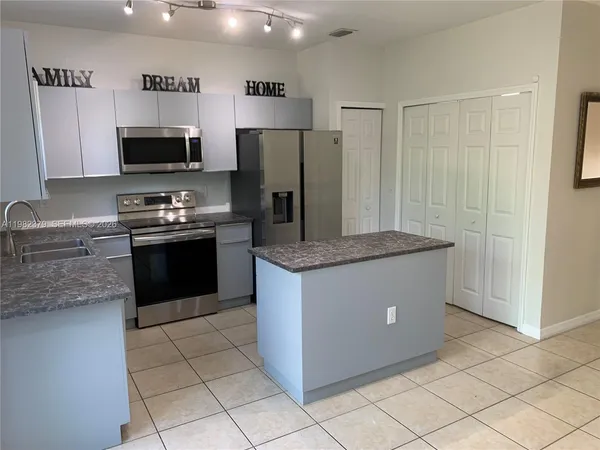 $2,000 | 3001 Southeast 17th Avenue, Unit 3001, Homestead, FL 33035
