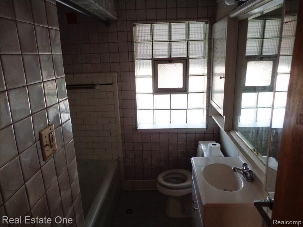 6230 Schaefer Road Dearborn, MI 48126 - Photo 18 of 25 DSC00277.jpg
