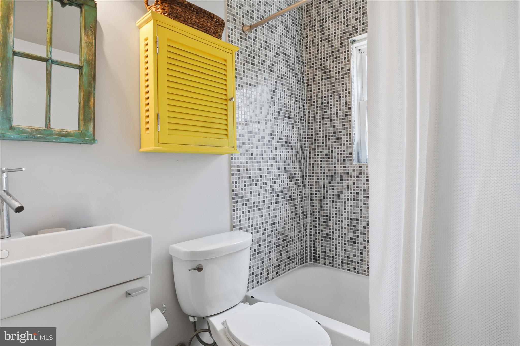 304 Highview Avenue Silver Spring, MD 20901 - Photo 19 of 48 a bathroom with a toilet and a bathtub