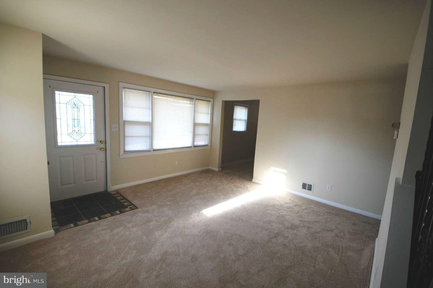 572 Shipley Road Linthicum Heights, MD 21090 - Photo 5 of 12 Living Room