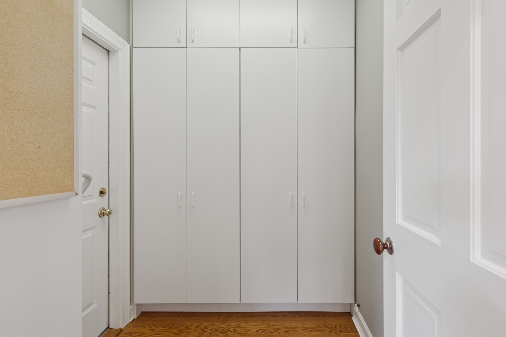 415 Fuller Road Hinsdale, IL 60521 - Photo 14 of 39 a view of a livingroom with wooden floor