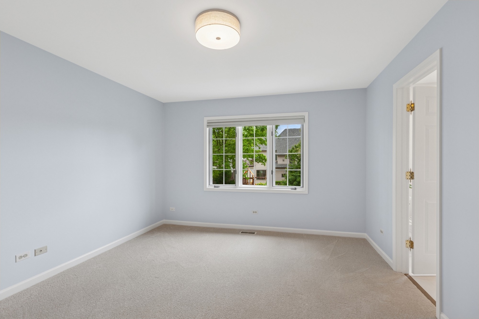 415 Fuller Road Hinsdale, IL 60521 - Photo 24 of 39 an empty room with a window