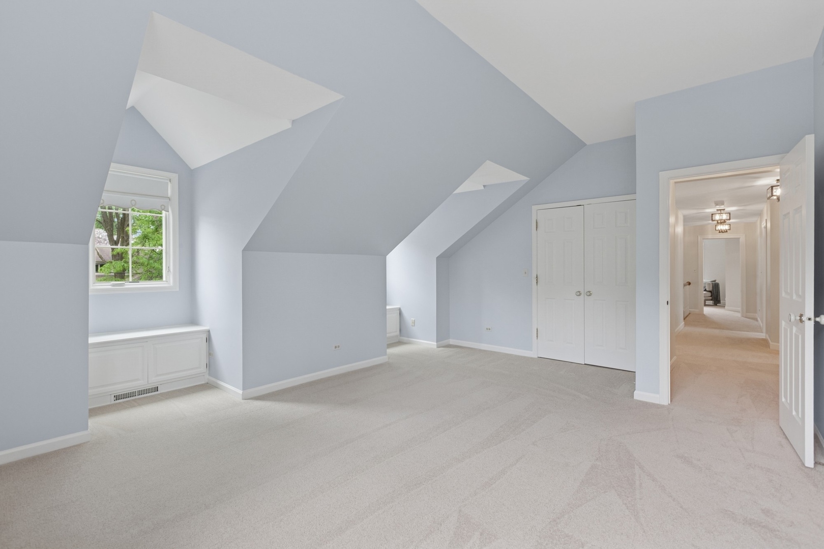 415 Fuller Road Hinsdale, IL 60521 - Photo 25 of 39 an empty room with windows and closet