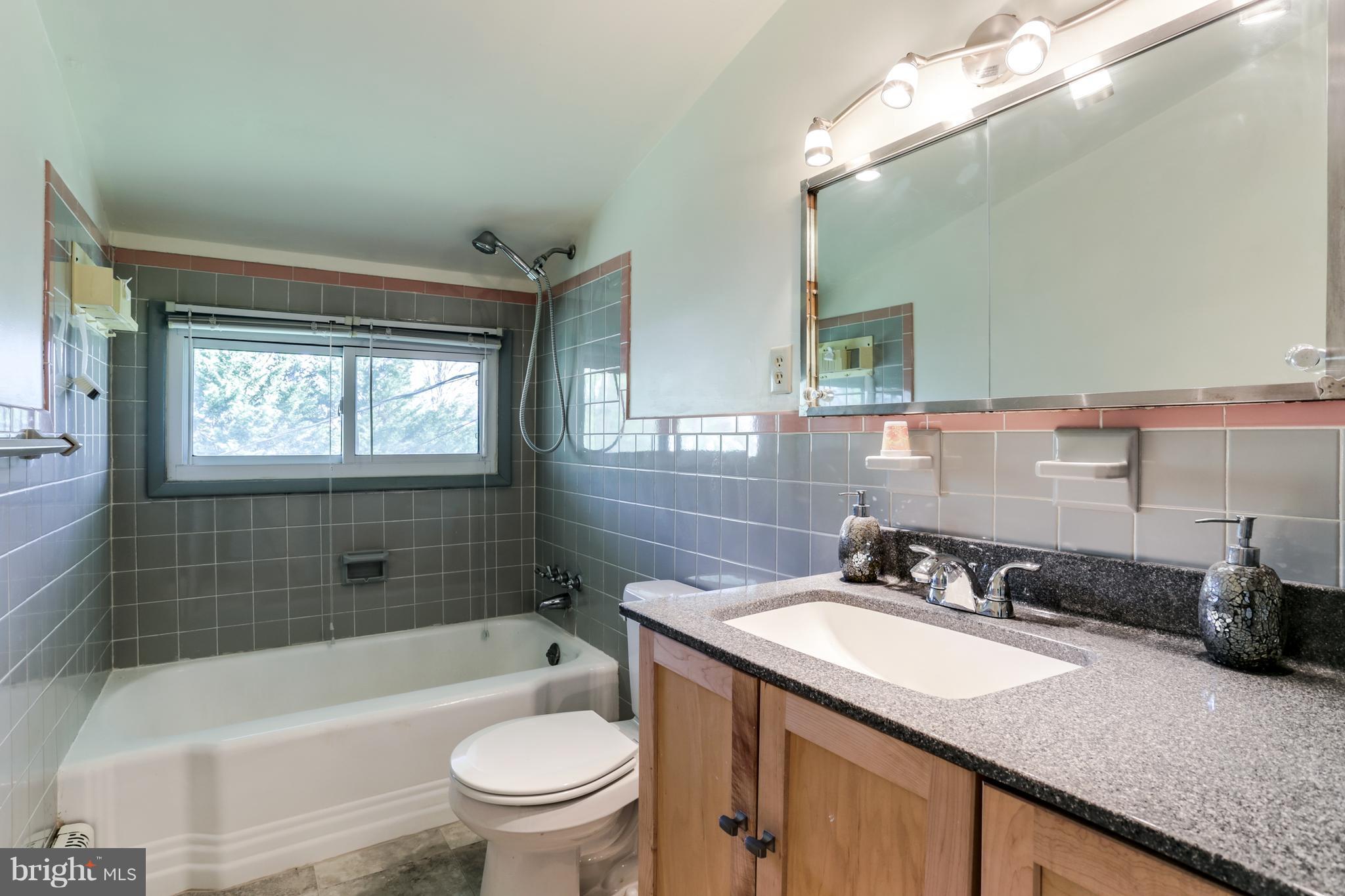 5912 Oakland Road Baltimore, MD 21227 - Photo 18 of 30 Bath