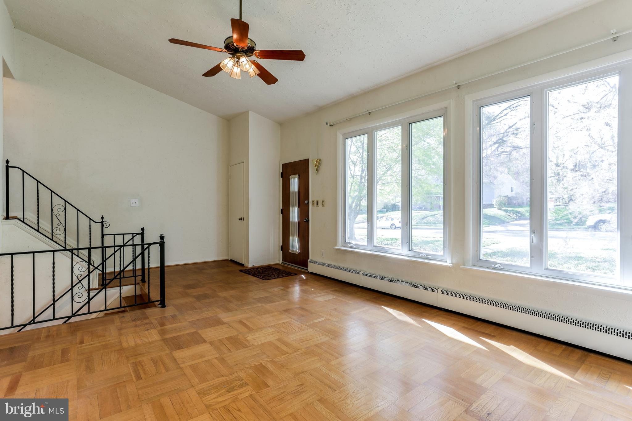 5912 Oakland Road Baltimore, MD 21227 - Photo 3 of 30 Living Room