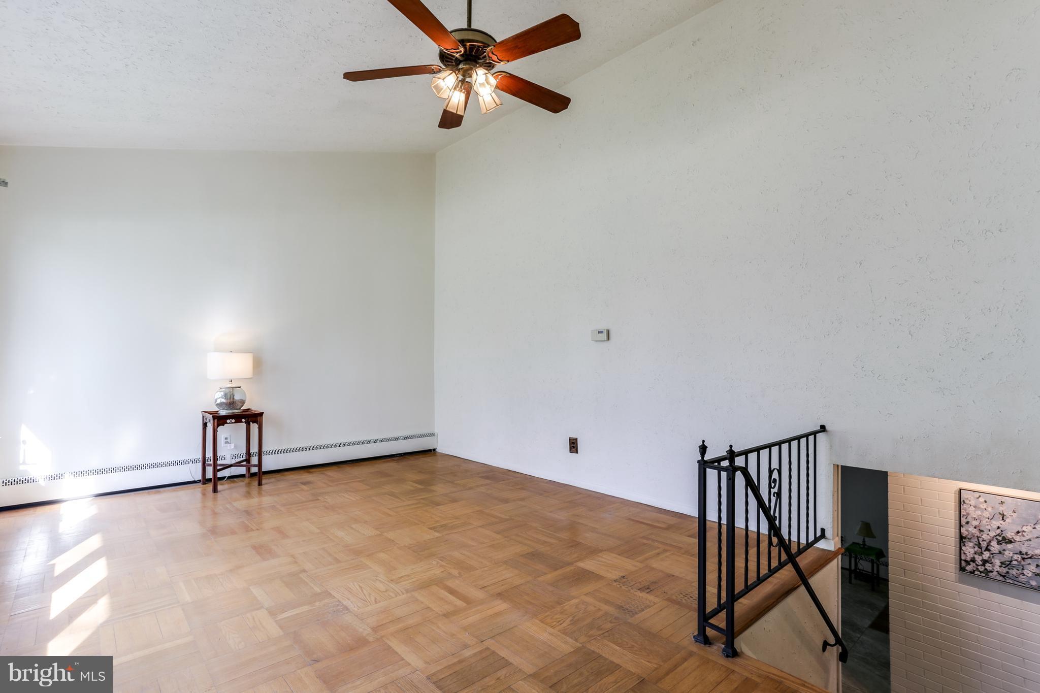 5912 Oakland Road Baltimore, MD 21227 - Photo 4 of 30 Living Room