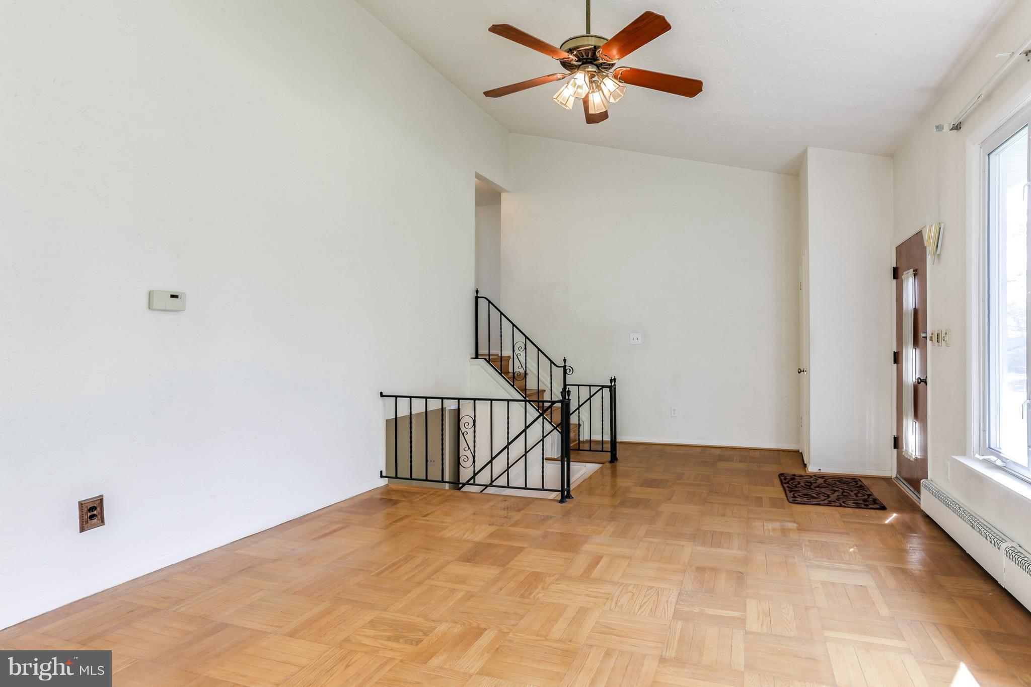 5912 Oakland Road Baltimore, MD 21227 - Photo 5 of 30 Living Room