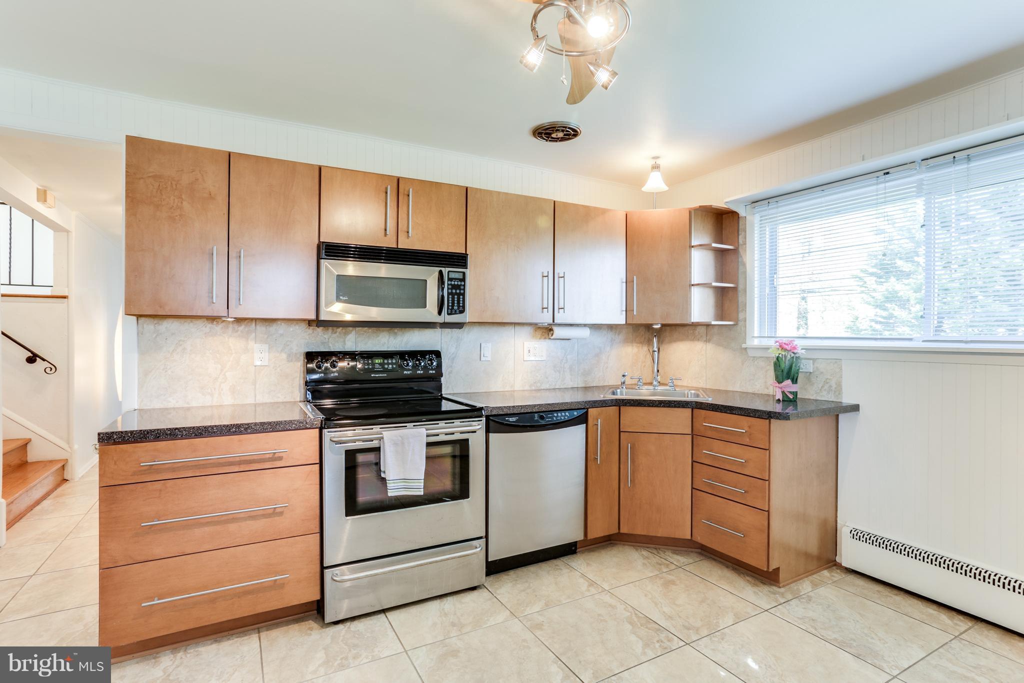 5912 Oakland Road Baltimore, MD 21227 - Photo 10 of 30 Kitchen