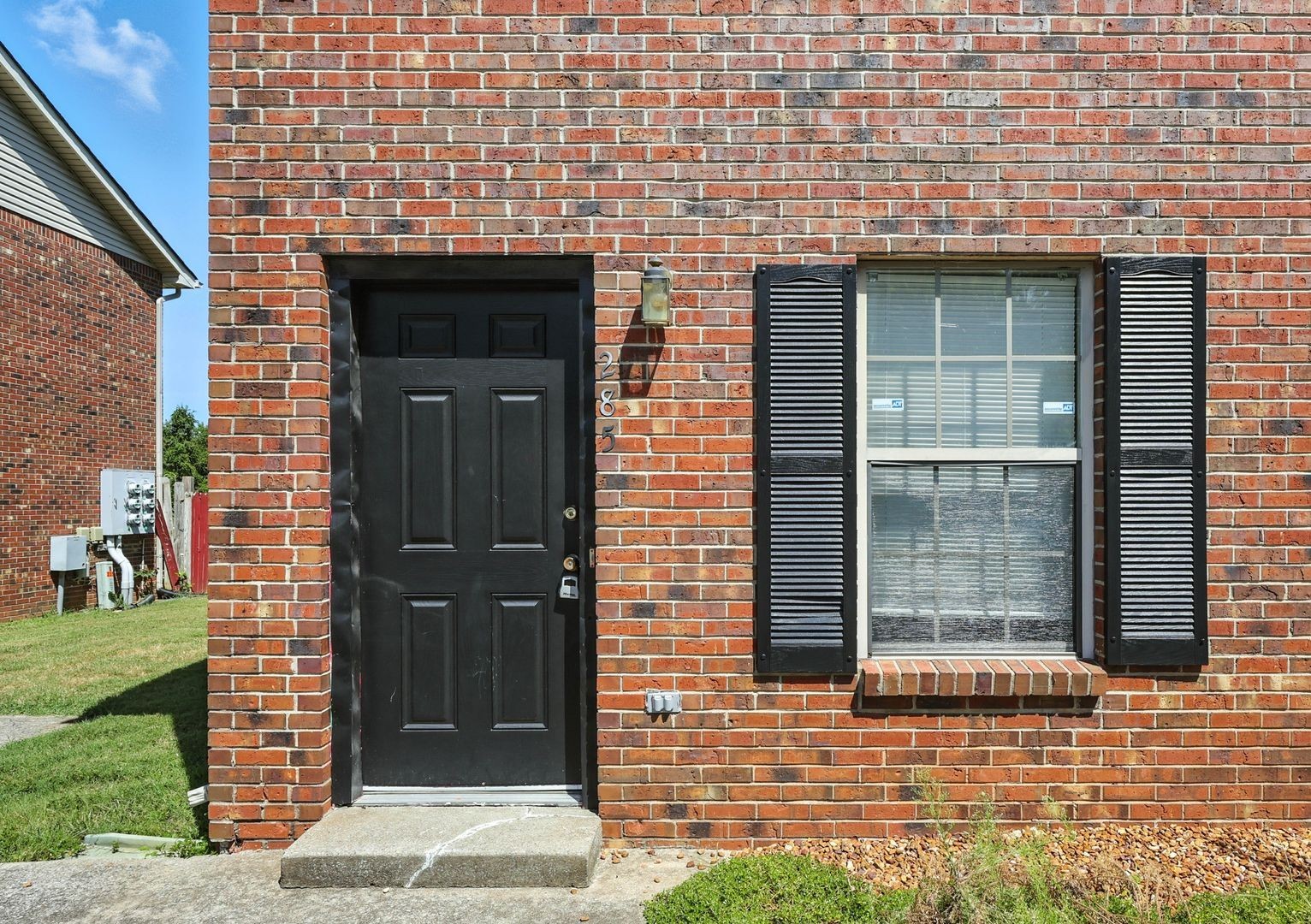 285 State Line Road Oak Grove, KY 42262 - Photo 2 of 18 a front view of a house with a garden