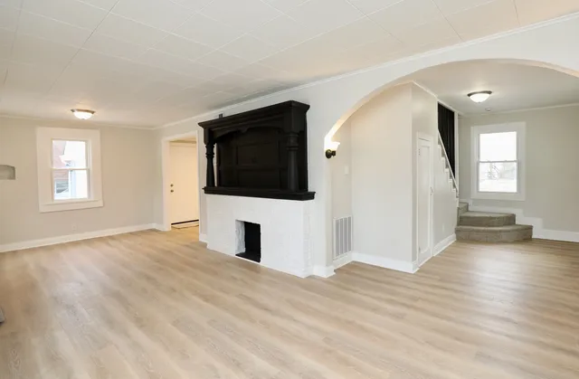 $215,000 | 8 Peale Street, Joliet, IL 60433