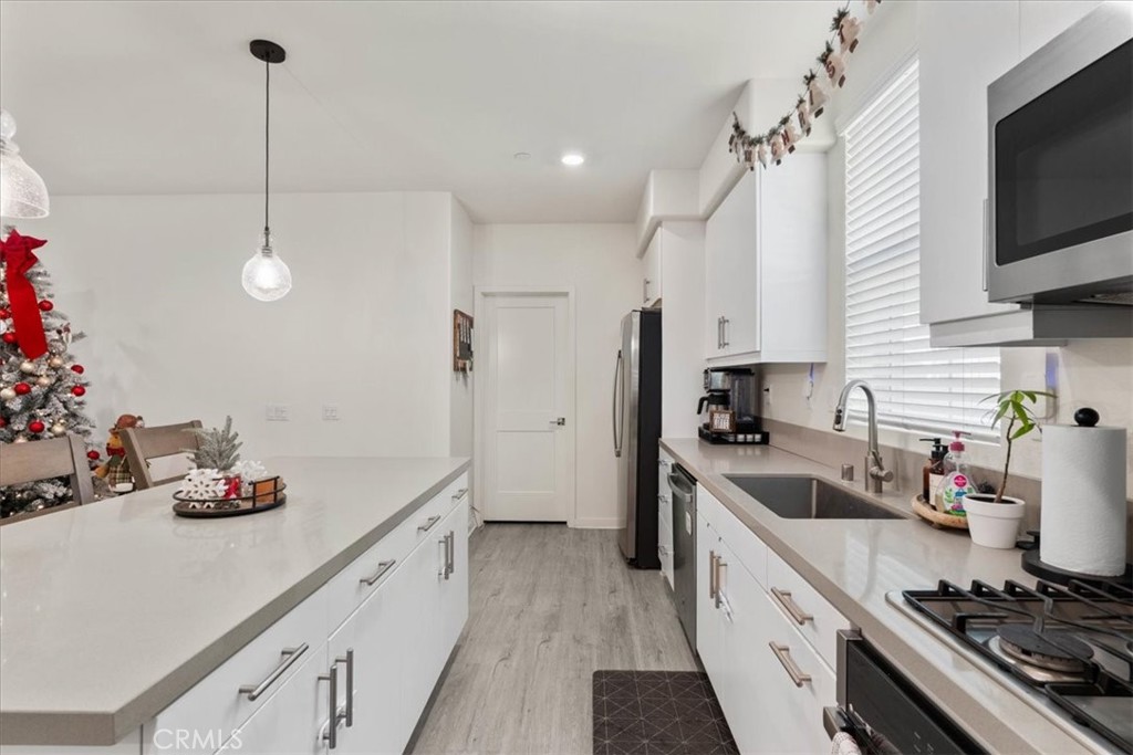 8245 Inventor Street Chino, CA 91708 - Photo 15 of 35 Kitchen