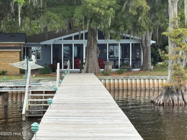 $654,500 | 802 Canal Cove Road, Lake Waccamaw, NC 28450