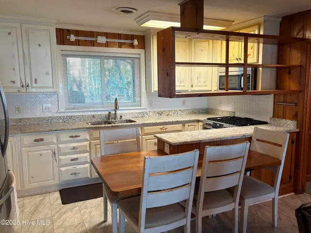 $654,500 | 802 Canal Cove Road, Lake Waccamaw, NC 28450