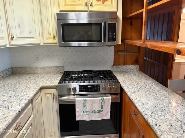 $654,500 | 802 Canal Cove Road, Lake Waccamaw, NC 28450