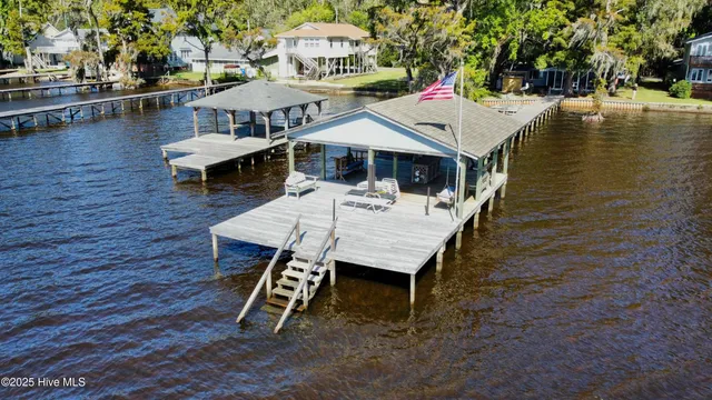 $654,500 | 802 Canal Cove Road, Lake Waccamaw, NC 28450
