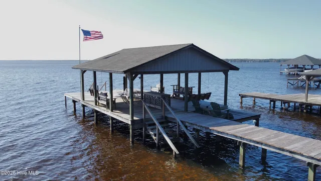 $654,500 | 802 Canal Cove Road, Lake Waccamaw, NC 28450