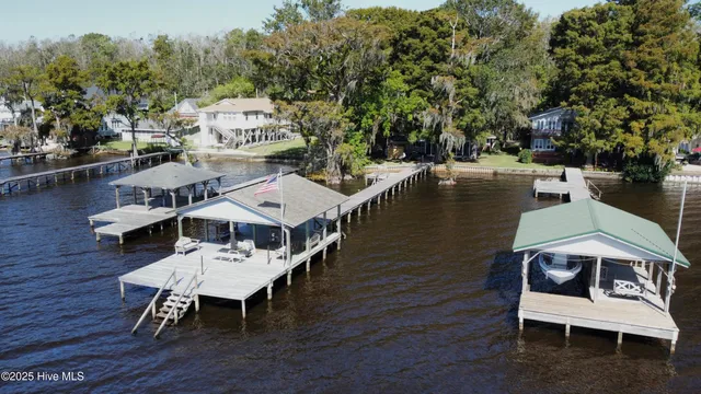 $654,500 | 802 Canal Cove Road, Lake Waccamaw, NC 28450