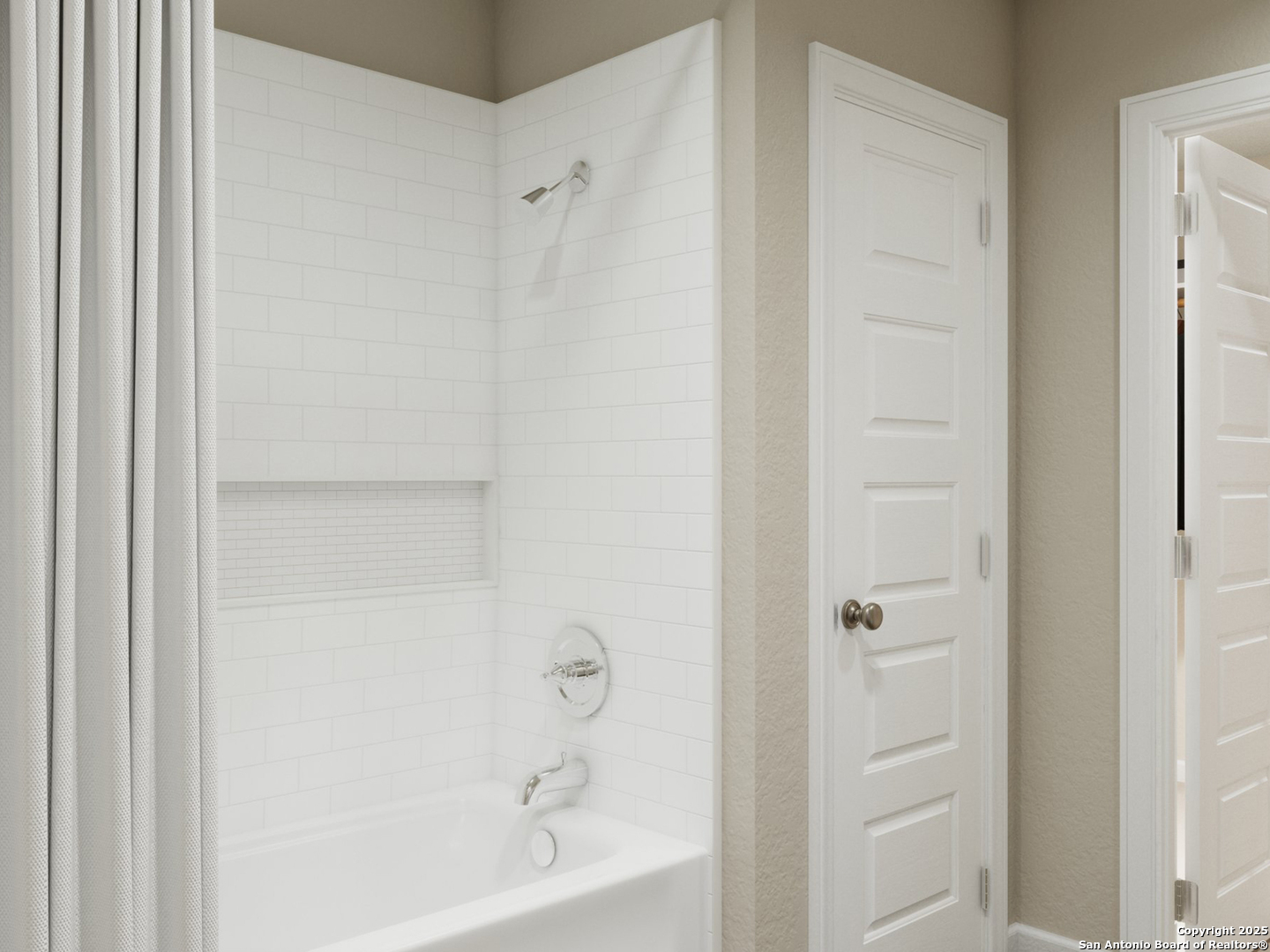 11103 Luckenbach Loop Converse, TX 78109 - Photo 15 of 28 a bathroom with a bathtub