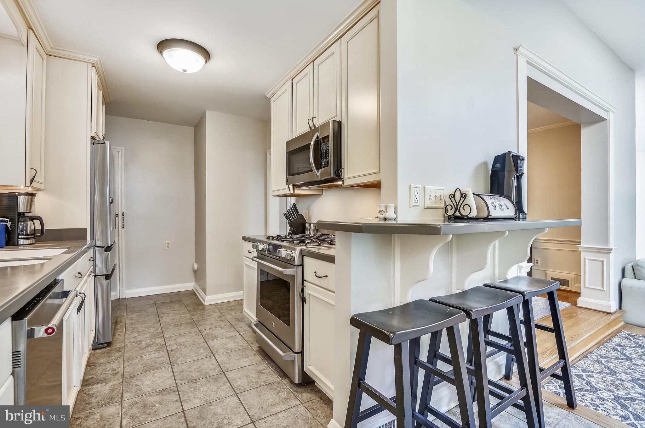214 South Tyrone Road Baltimore, MD 21212 - Photo 23 of 46 Kitchen w/ breakfast bar opens to the family rm