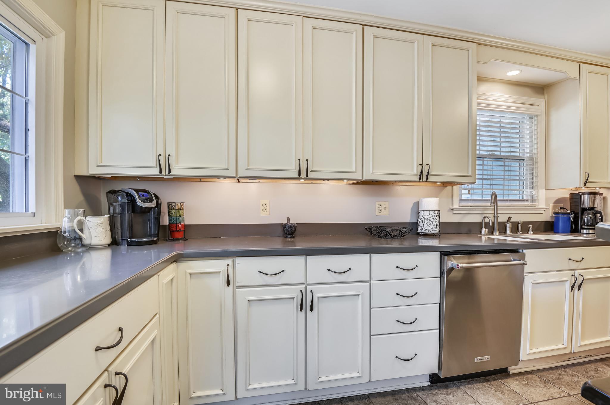 214 South Tyrone Road Baltimore, MD 21212 - Photo 25 of 46 Kitchen with generous cabinets