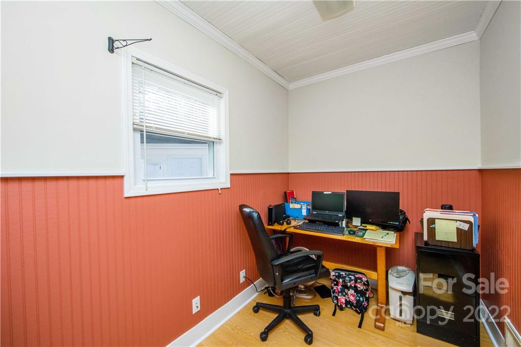 3200 Dublin Road Charlotte, NC 28208 - Photo 21 of 48 a room with furniture and gym equipment