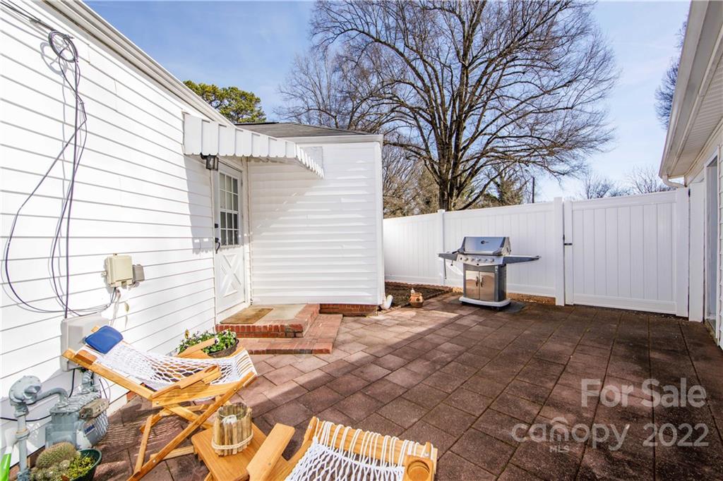 3200 Dublin Road Charlotte, NC 28208 - Photo 45 of 48 a view of a backyard with a large tree