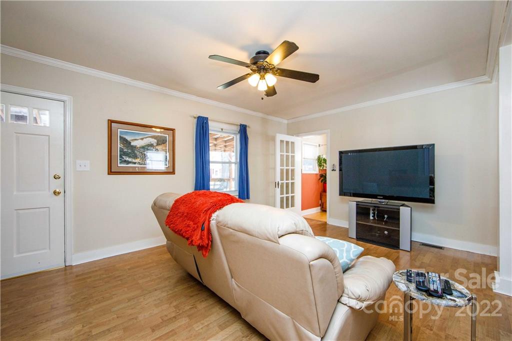 3200 Dublin Road Charlotte, NC 28208 - Photo 8 of 48 a living room with furniture and a flat screen tv