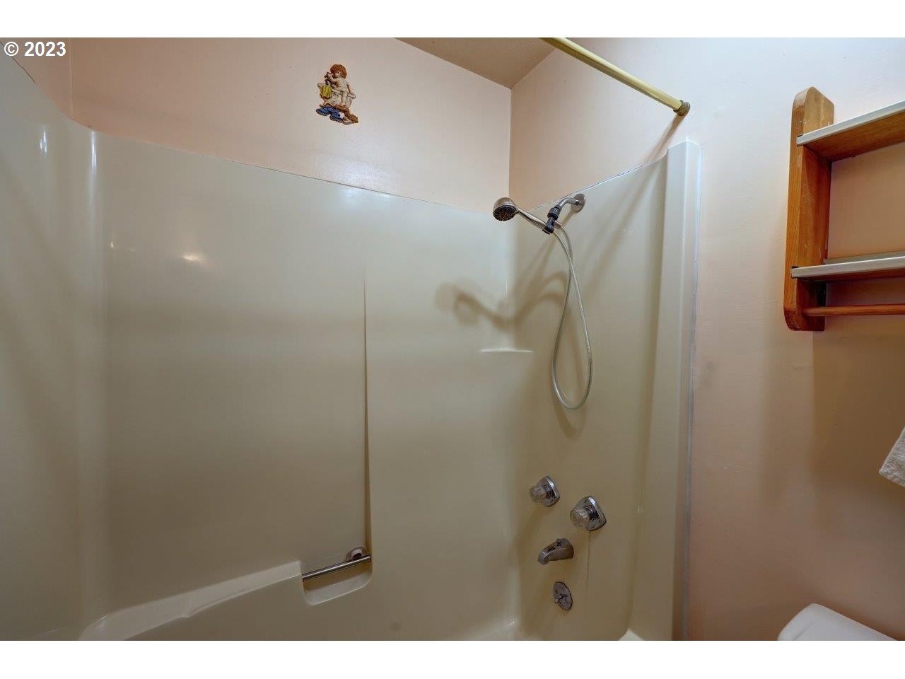 93066 Knappa Dock Road Astoria, OR 97103 - Photo 22 of 29 a bathroom with a shower