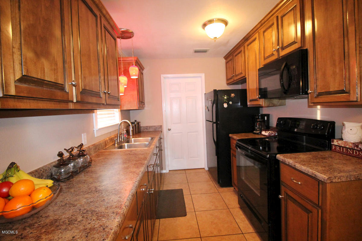 13501 Constitution Road Moss Point, MS 39562 - Photo 8 of 28 2 (7)
