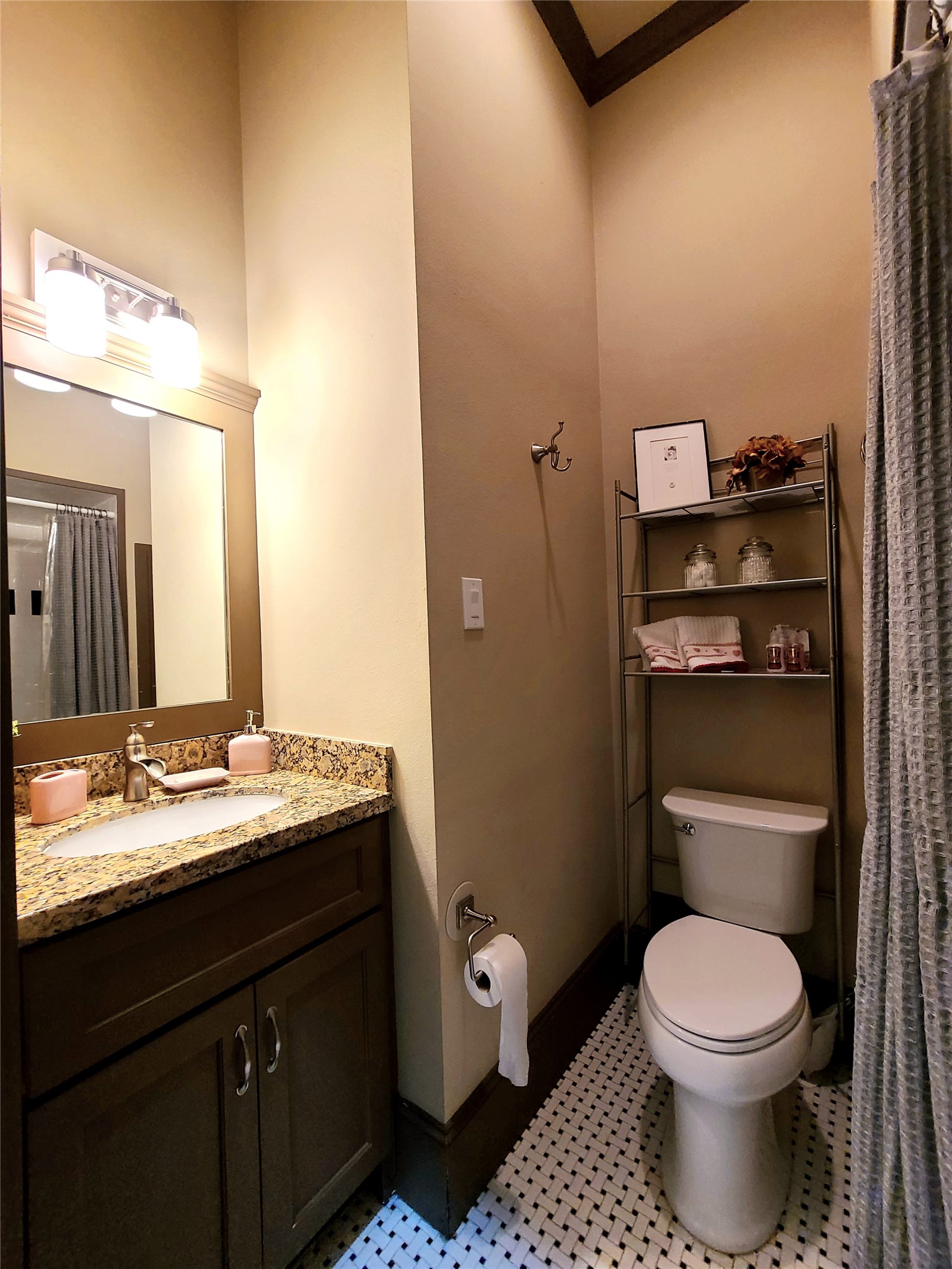 855 Mathis Street Houston, TX 77009 - Photo 23 of 28 3rd full bathroom