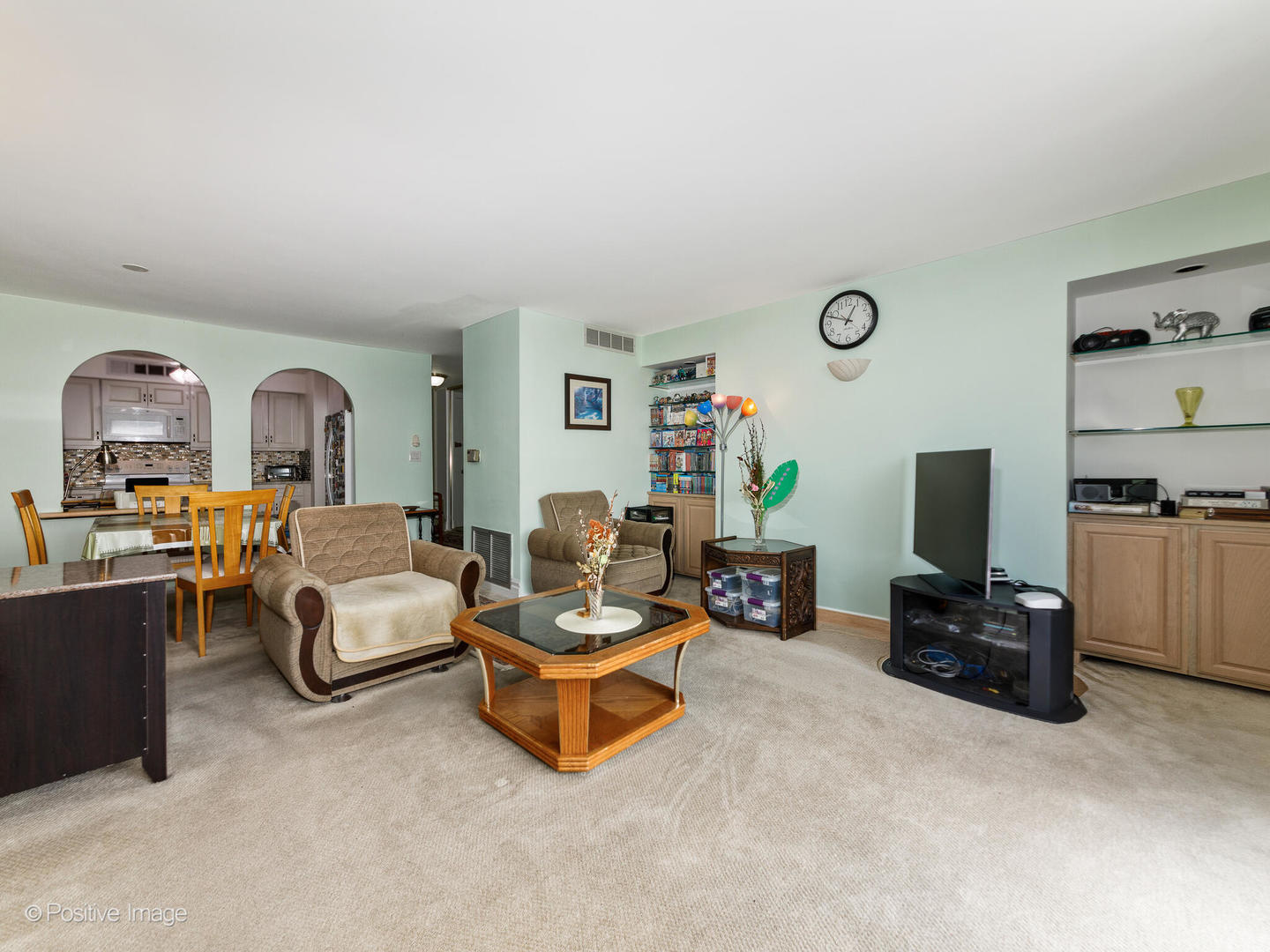 6007 North Sheridan Road, Unit 17G Chicago, IL 60660 - Photo 4 of 18 a living room with furniture